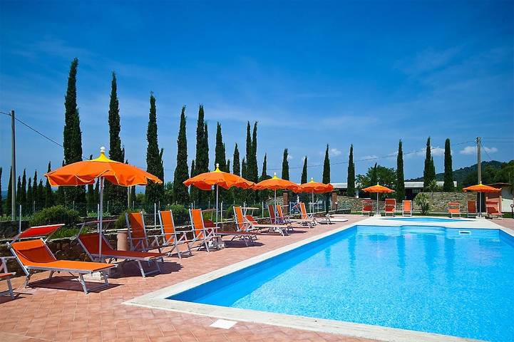 Agriturismo per 6 persone, con giardino e piscina, con animali domestici in Scarlino