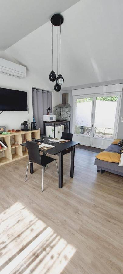 Gîte pour 2 personnes, avec vue ainsi que terrasse et jardin à Échallat - 2