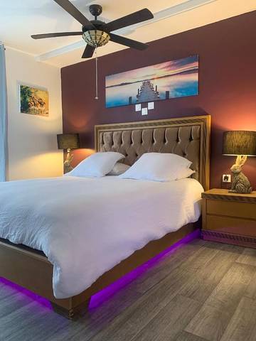 Location de vacances pour 6 personnes, avec jardin ainsi que vue et piscine, animaux acceptés à Queyssac