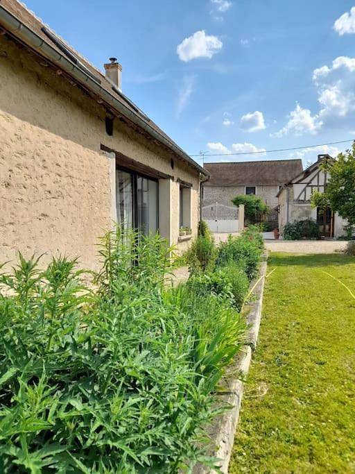 Gîte pour 6 personnes, avec piscine ainsi que vue et jardin à Hardencourt-Cocherel