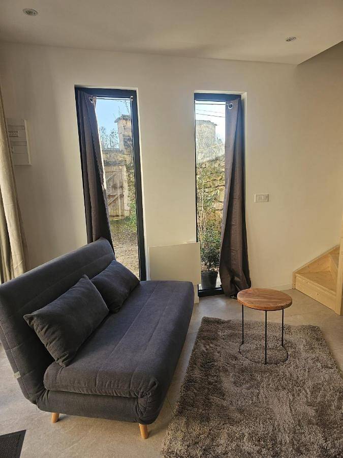 Dependance au calme avec chambre sur mezzanine in Verneuil-en-Halatte, Oise
