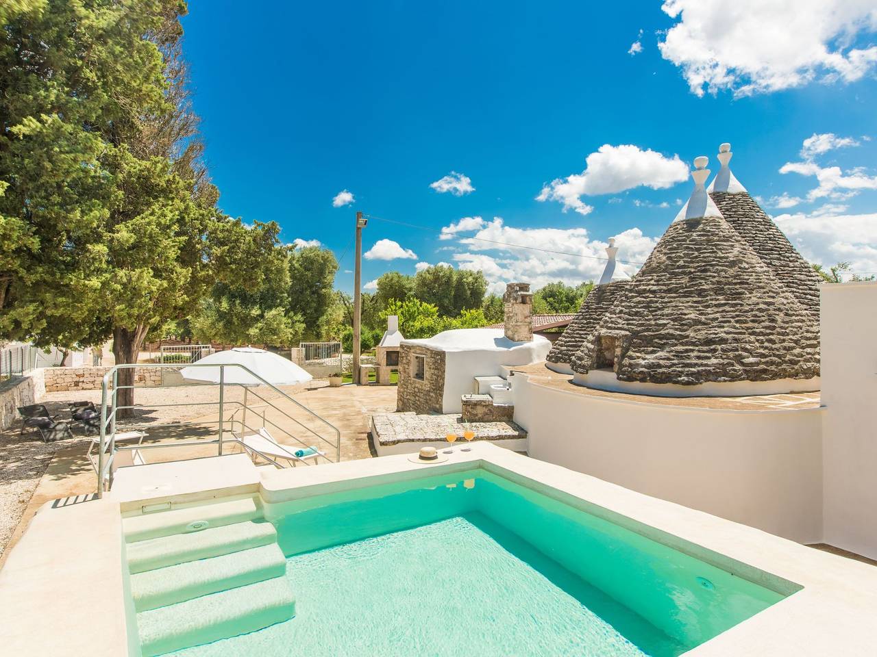 Trullo die Riesenpappel in San Michele Salentino, Salento