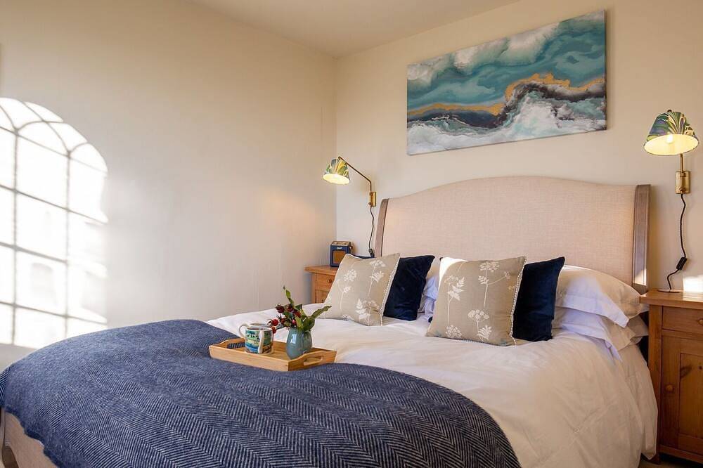 Rose Cottage, Rodborough - sleeps 6 guests  in 3 bedrooms in Stroud, Gloucestershire