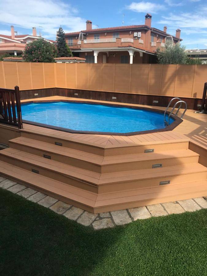 Casa vacanza per 7 persone, con giardino e piscina nonché idromassaggio, adatto a famiglie con bambini a Ladispoli