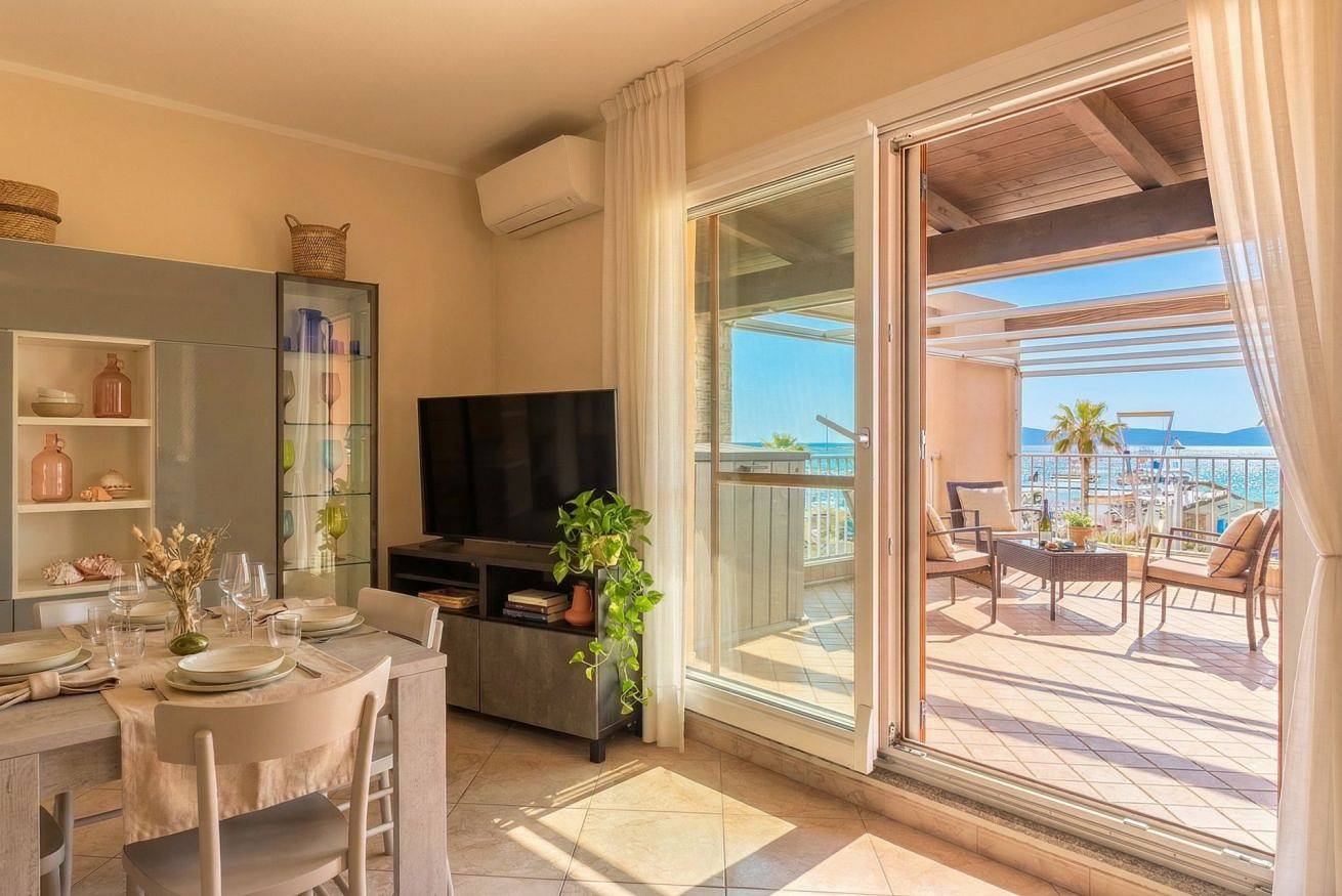 Appartamento intero, Sunset Harbor Penthouse con grande terrazza fronte spiaggia e garage in Pivarada, Alghero