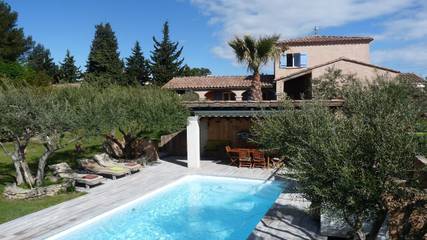Location de vacances pour 7 personnes, avec terrasse ainsi que jardin et piscine à Roquemaure