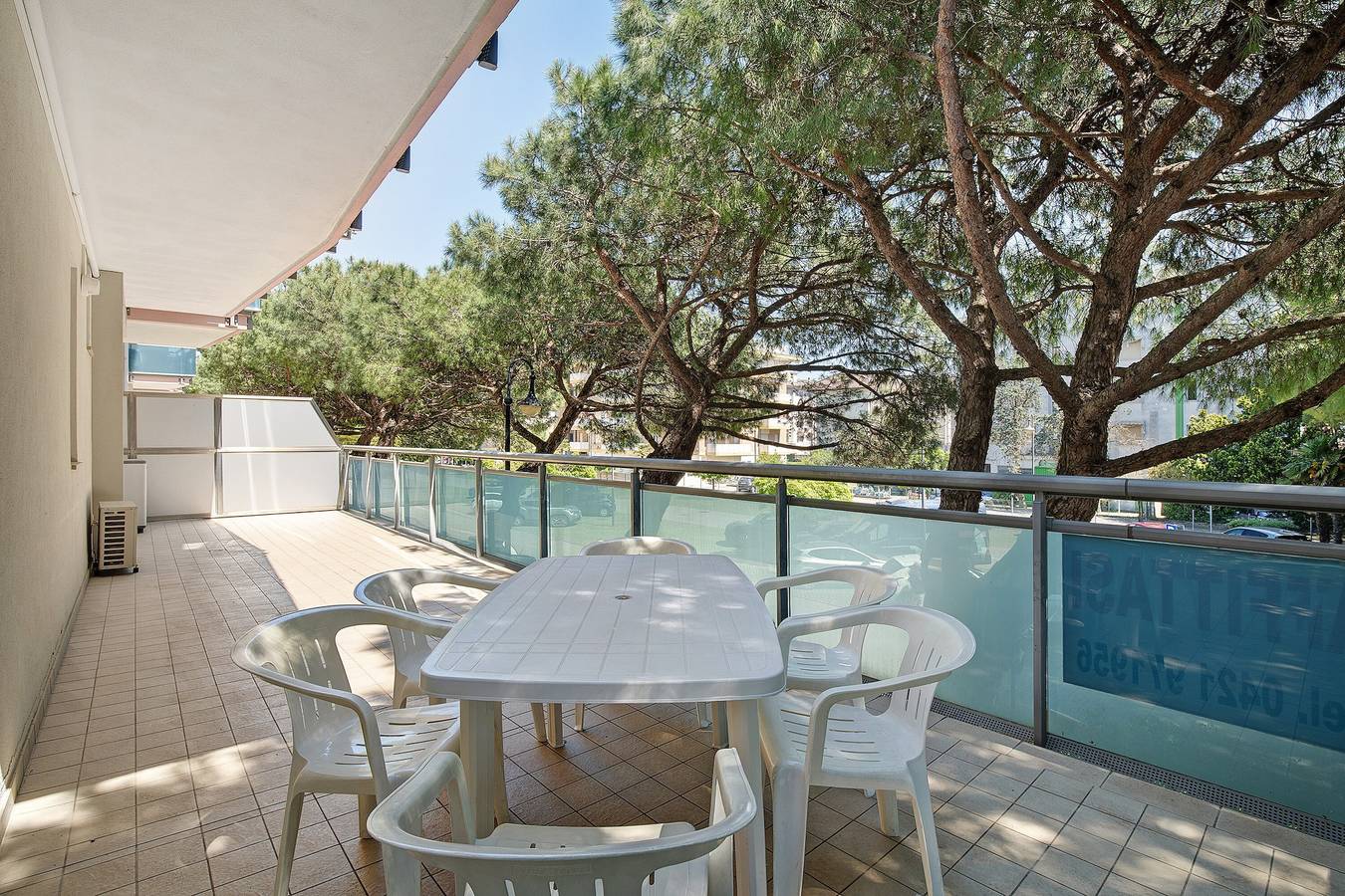 Entire apartment, Apartment 'Condominio Lara A16' with Private Terrace and Air Conditioning in Lido di Jesolo, Jesolo
