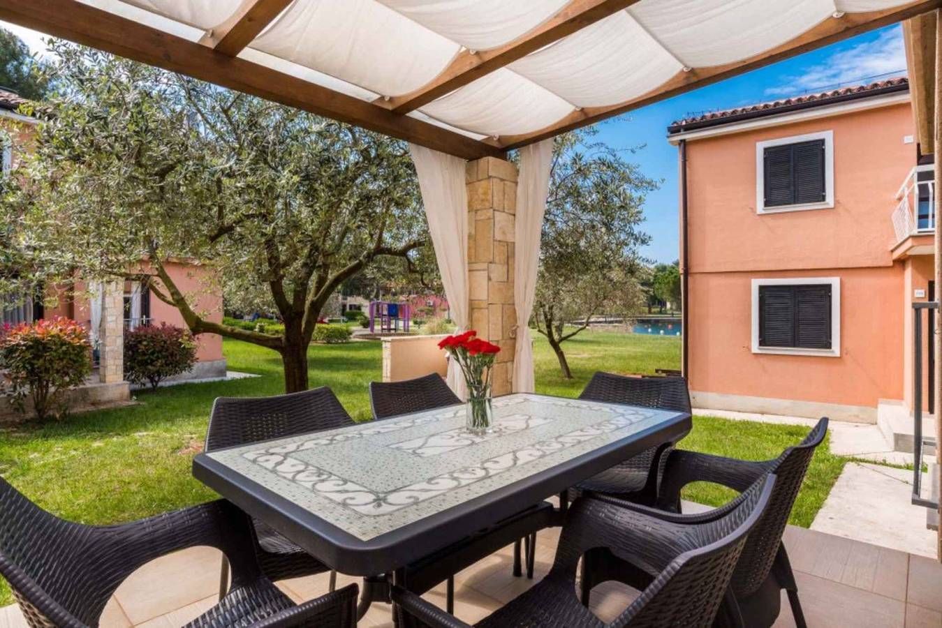 Appartamento intero, Appartamento con piscina e Wifi  in Umago, Umago e dintorni