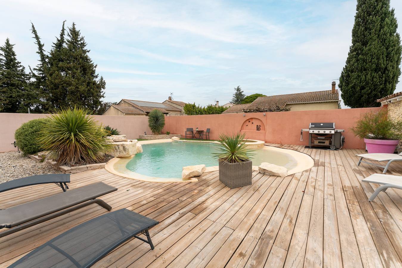 Casa de férias 'Les Dames De Molleges' com vista para a montanha, Wi-Fi e ar condicionado in Mollégès, Arles (Região)