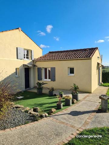 Location de vacances pour 3 personnes, avec terrasse ainsi que jardin et vue à La Flocellière
