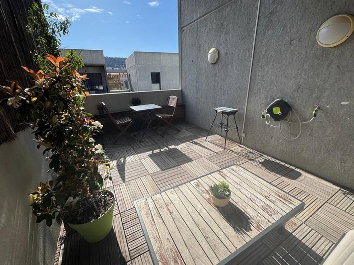 Gîte pour 3 personnes, avec terrasse et vue dans Bowling Acropolis Nice