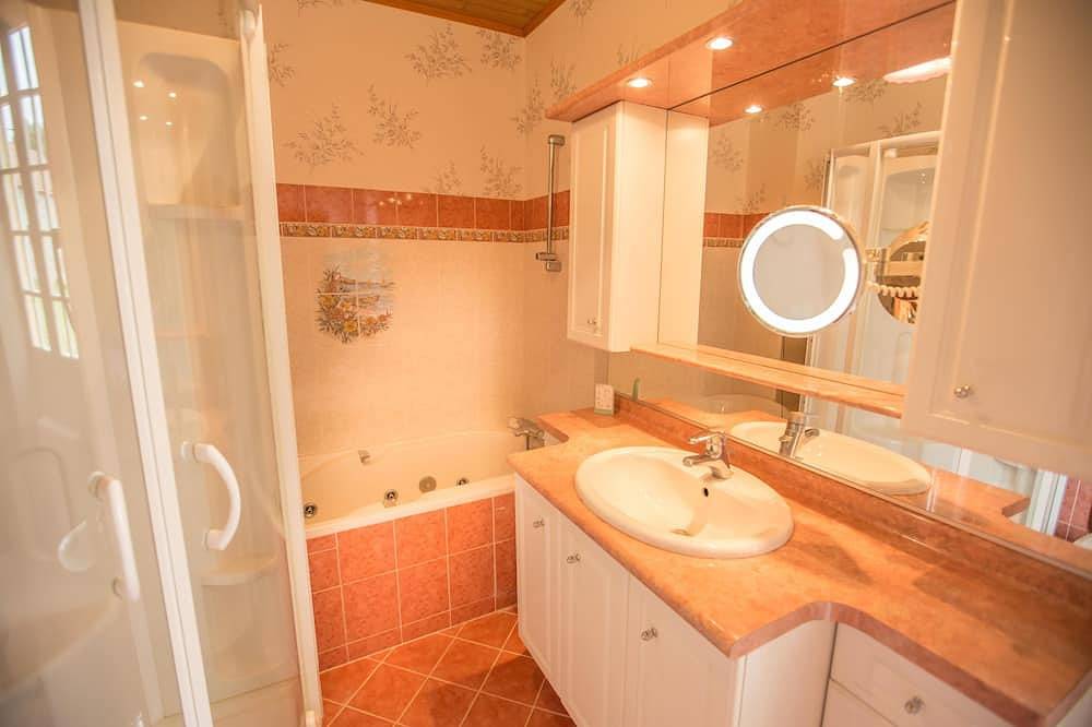 Domaine de Bardenat-Le Gîte du \"Houx\" in Marquay in Marquay, Périgord Noir