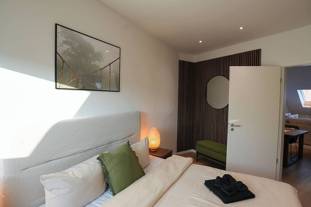 Ganze Wohnung, 120 m² Luxus-Penthouse - Sky View Terasse - 2 Schlafzimmer - Neu und Design in Leipzig-Ost, Leipzig