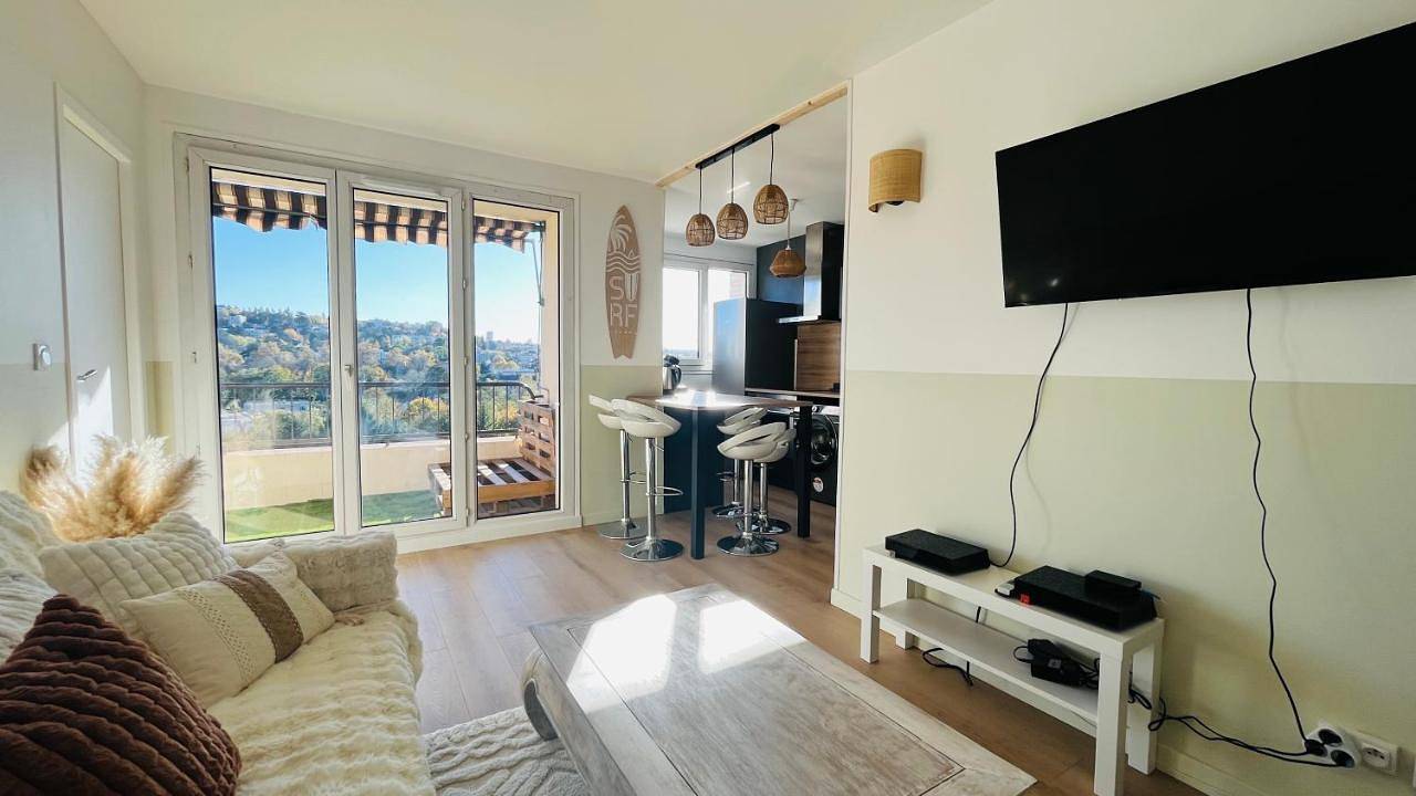 Appartement entier, Three-Bedroom Apartment in Écully, Lyon et ses environs