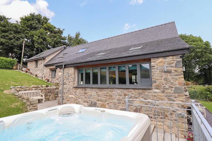 Cottage for 10 people, with hot tub and garden in North-Wales