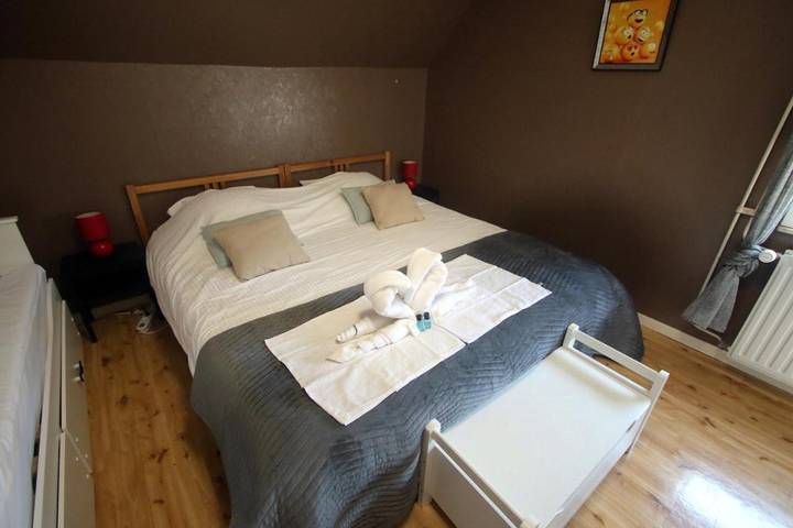 Chambre d’hôte pour 4 personnes, avec piscine ainsi que vue et jardin, animaux acceptés