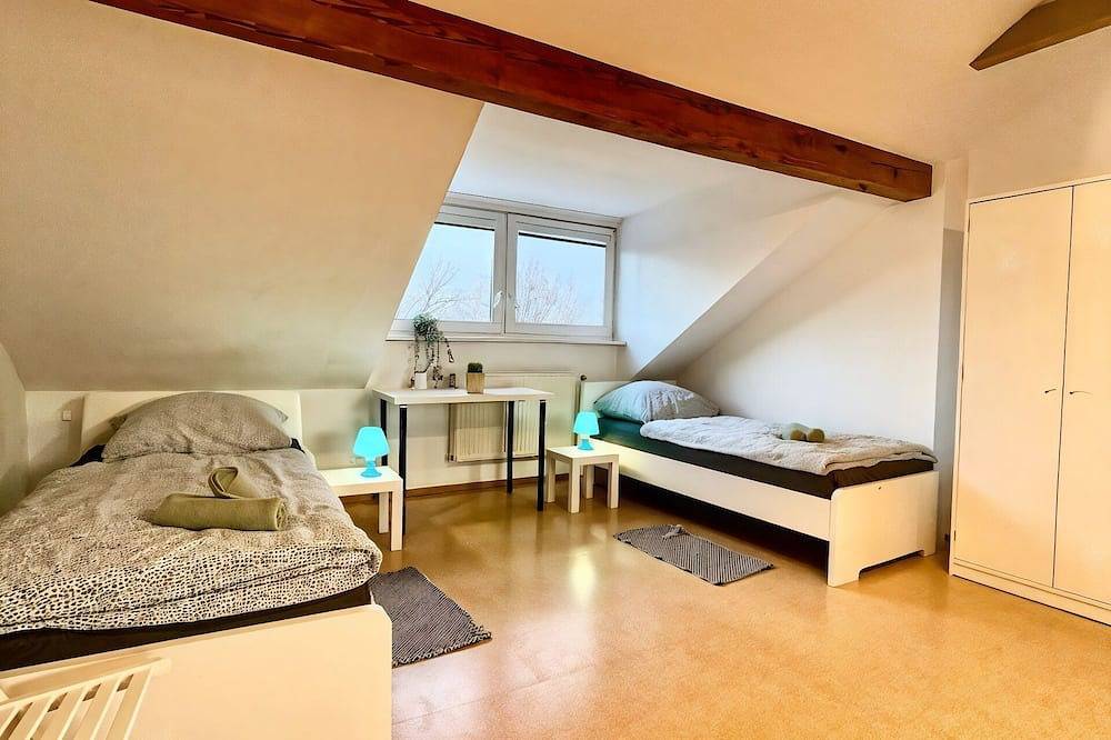 Entire apartment, Spacious vacation apartment for up to 8 people in the heart of Zirndorf in Zirndorf, Franconia