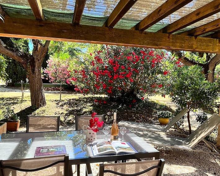 Gîte pour 3 personnes, avec terrasse ainsi que jardin et vue