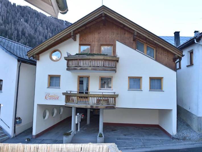 Ferienwohnung für 4 Personen, mit Balkon und Terrasse sowie Garten im Engadin