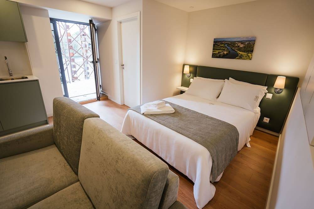 Apartamento entero, Studio for 2 people * Spa * River view in Braga, Distrito de Braga
