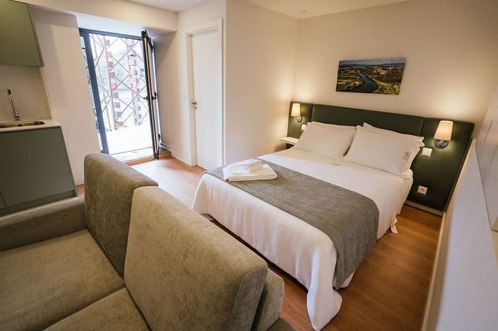Appartement entier, Studio for 2 people * Spa * River view in Braga, District de Braga
