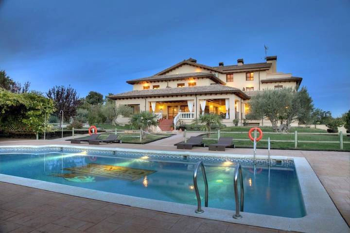 Hôtel pour 2 personnes, avec Balcon et Terrasse ainsi que Jardin et Piscine à Bierge