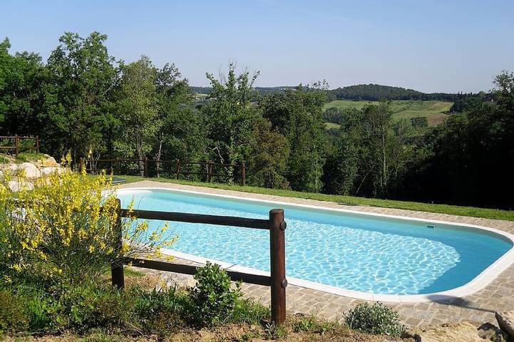 Agriturismo per 4 persone, con giardino e piscina in Gambassi Terme