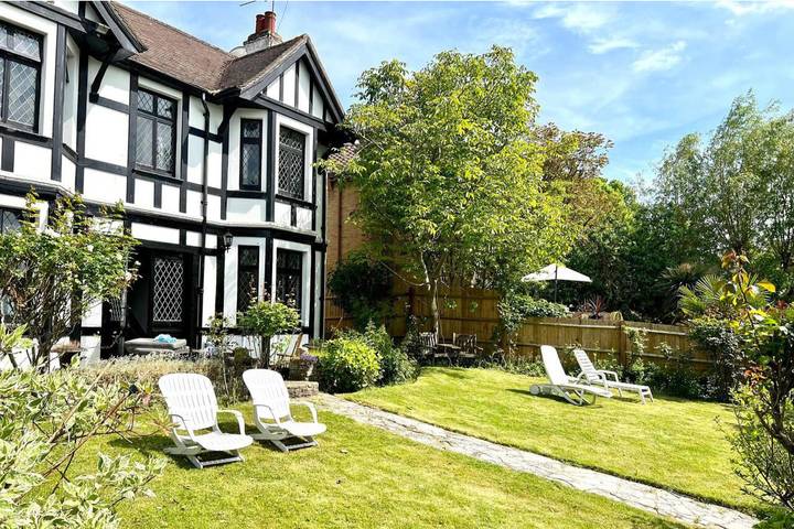Holiday rental for 8 people, with Terrace and Garden as well as Lake view in Berkshire