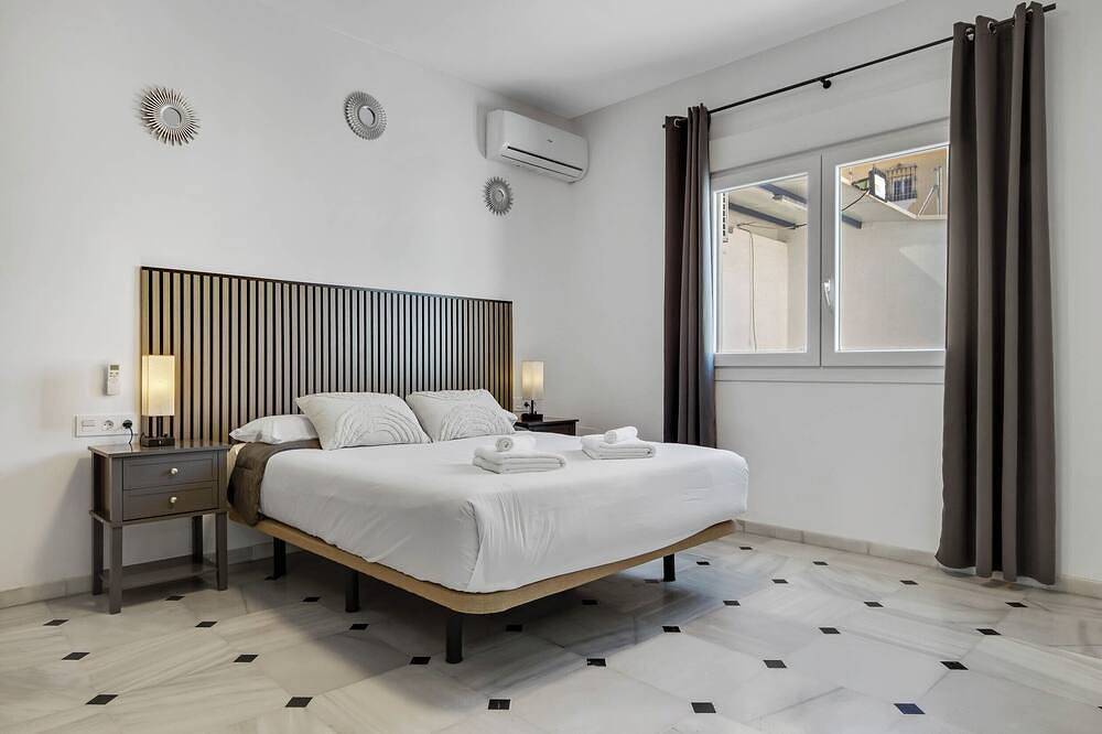 Spacious villa 5 min from the airport. Ideal for families and large groups in Churriana, Malaga