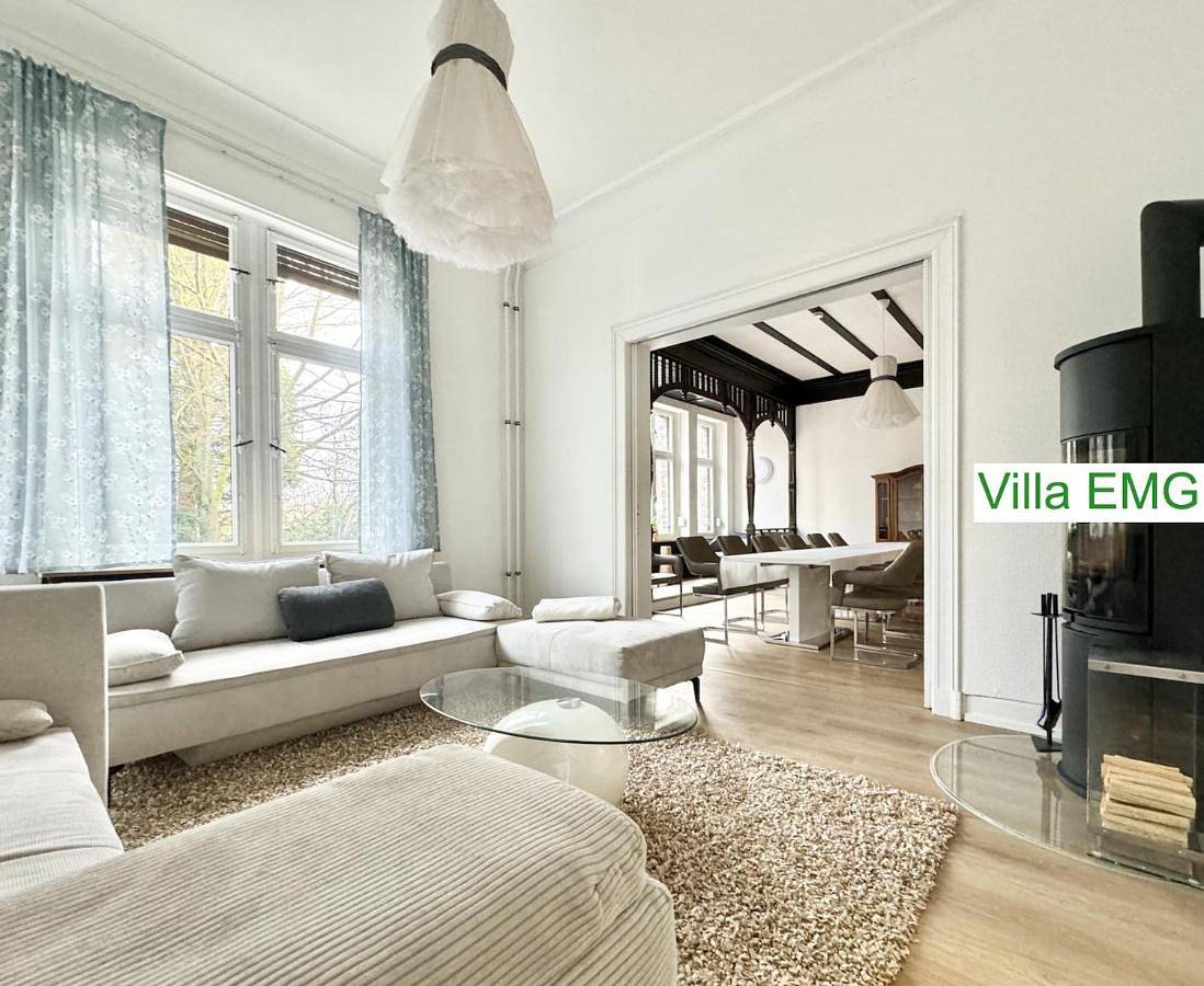 Ferienhaus Villa Emg Velbert nah Düsseldorf Essen Dortmund, Familien Gruppen bis 27 Personen, 3 Küchen, Kaminofen, Terrasse in Langenberg (Velbert), Velbert