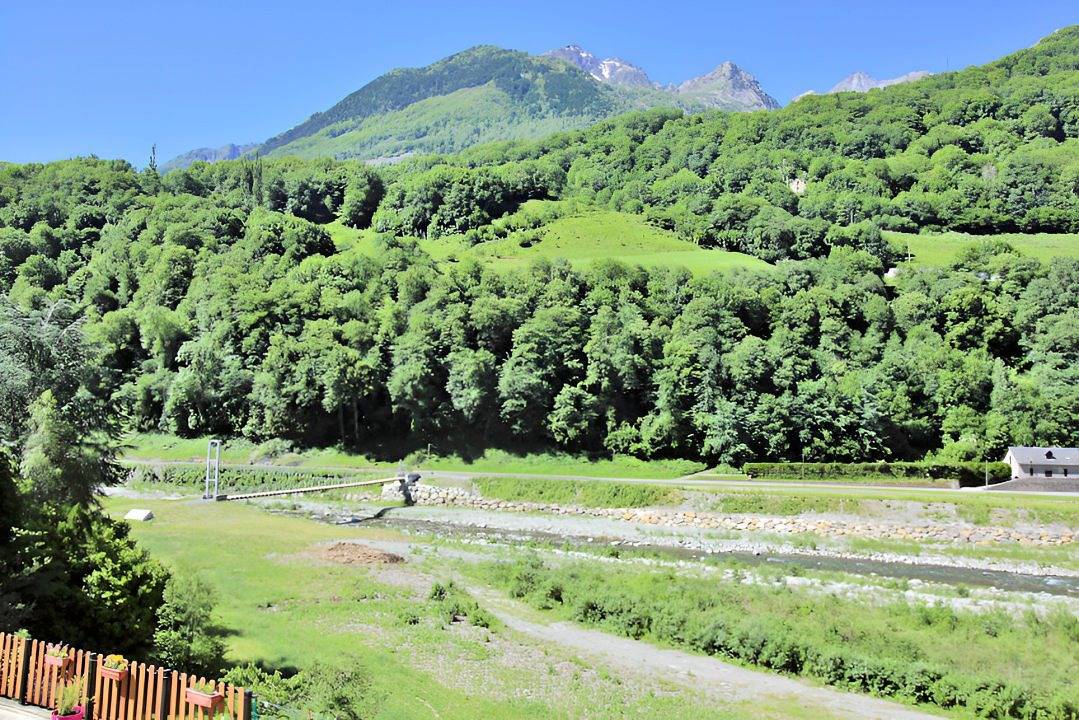 Chambre vue montagne avec parking, douche et sèche-cheveux in Saligos, Parc national des Pyrénées