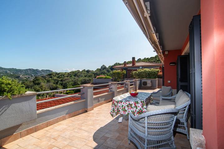 Accogliente casa vacanze con vista panoramica, terrazza e giardino in San Pantaleo, Olbia