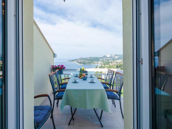 Ferieleilighet for 5 personer, med Sjøutsikt og Balkong i Mlini