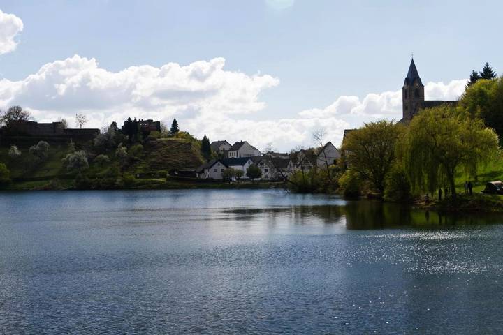 Camping für 4 Personen, mit Terrasse und Garten sowie Seeblick und Ausblick in Rheinland-Pfalz - 2