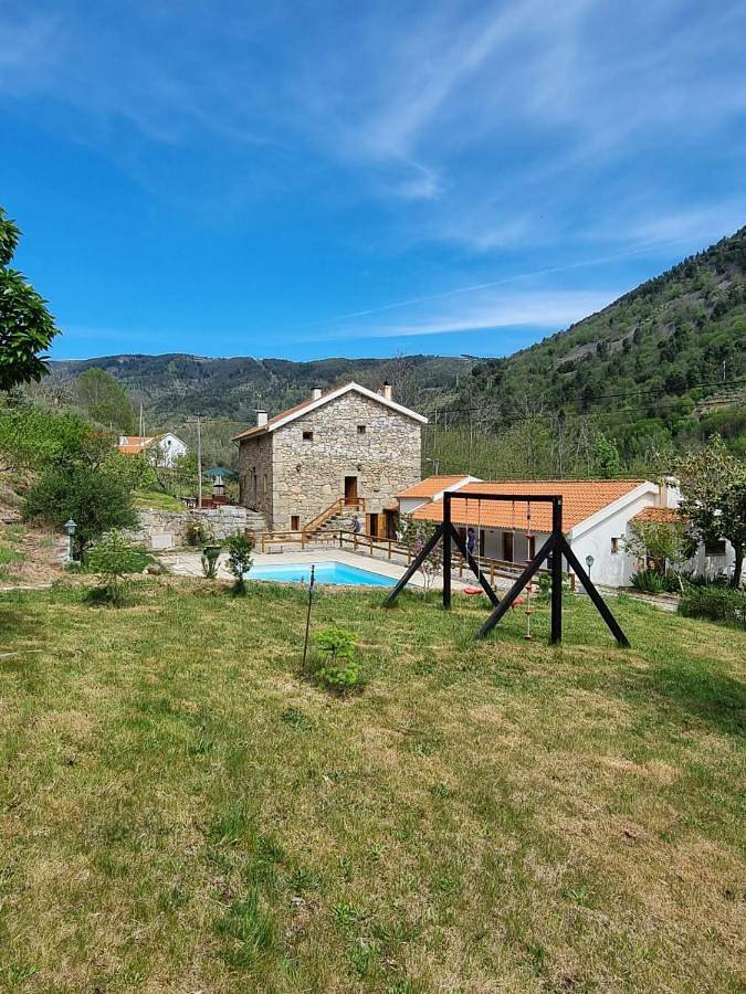 Gîte pour 2 personnes, avec terrasse et jardin ainsi que vue et piscine à Manteigas - 2