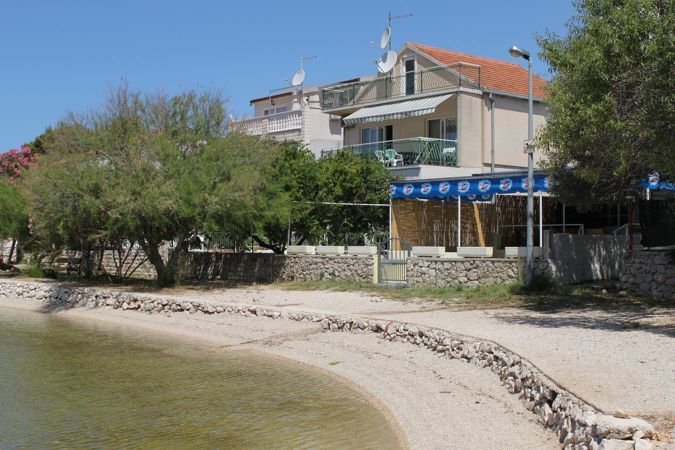 Ganze Wohnung, 2-Zimmer-Ferienwohnung am Strand Grebastica, Sibenik A-6437-b in Grebastica, Šibenik-Knin