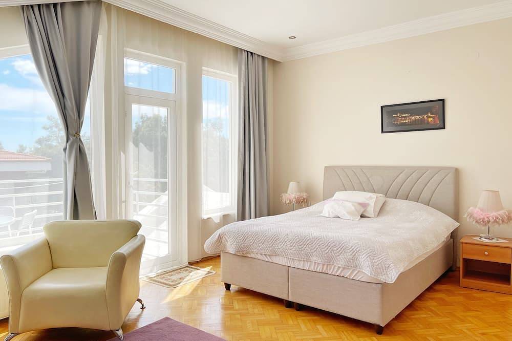 Apartamento entero, Luxury 5 room duplex maisonette with roof terrace (7 min. walk to Konyaalti beach) in Antalya, Provincia de Antalya