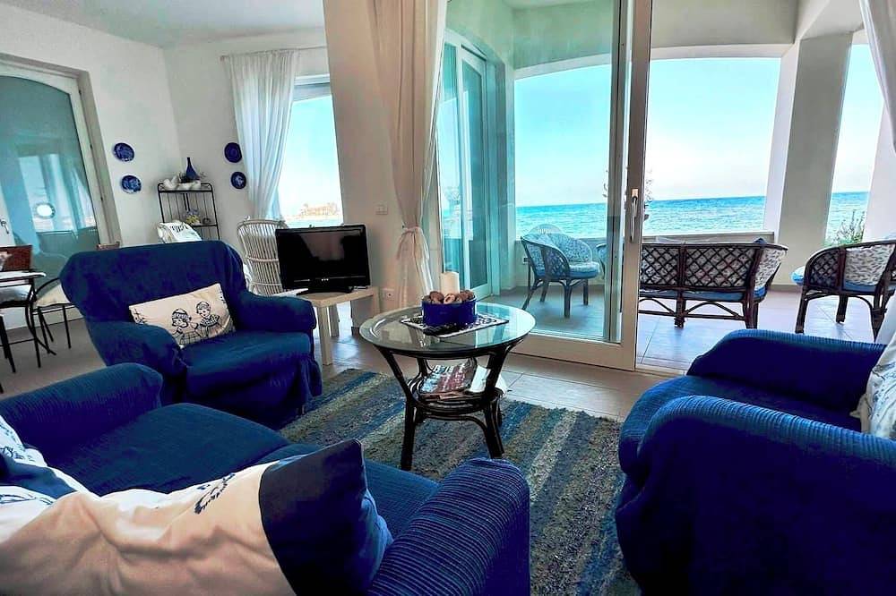 Casa Fronte Mare Unica: Mare a 5 Metri con Accesso Diretto e 6 Posti Letto in Marzamemi, Pachino