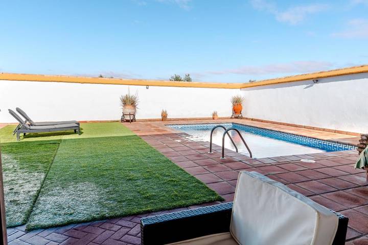 Casa rural para 8 personas, con vistas además de piscina y jardín en Fuente Palmera