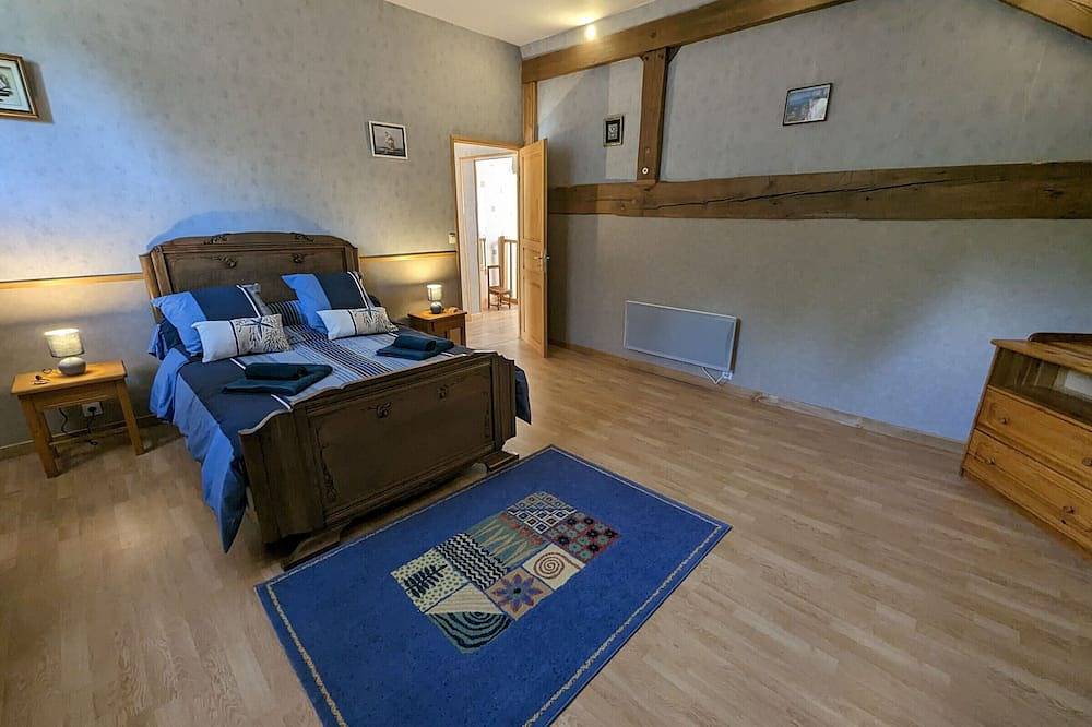 Charming 2-Bed Gîte with Pool on 3-Hectare Farm with Pets in Haute-Marne