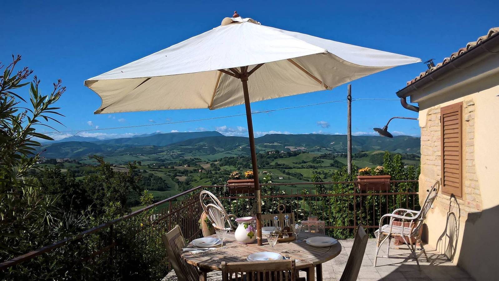 Landhaus 'La Finestra Sulla Valle' mit Bergblick, privater Terrasse und WLAN in Montefelcino, Valle del Metauro