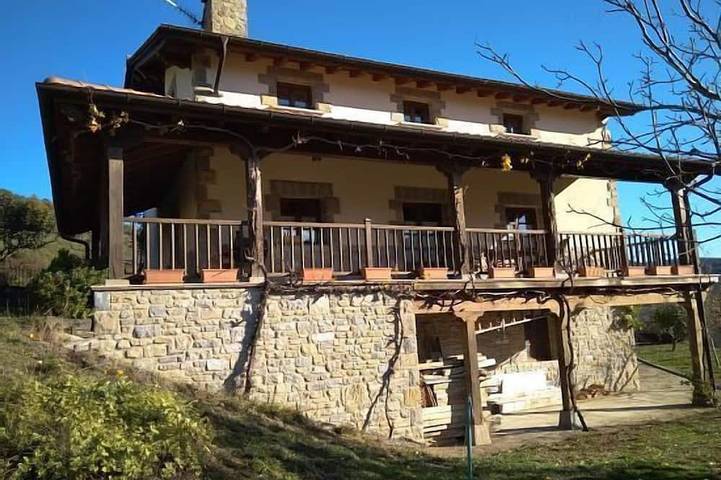 Gîte pour 12 personnes, avec balcon et jardin