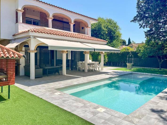 Villa for 12 people, with Balcony and Terrace as well as Garden and Children pool in Jerez de la Frontera