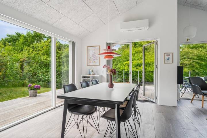 Schönes und gepflegtes Ferienhaus mit großer Terrasse, zwei Badezimmern und schönem Naturgrundstück – nahe Strand, Wald und dem gemütlichen Hafen von Ebeltoft. in Øerne, Ebeltoft