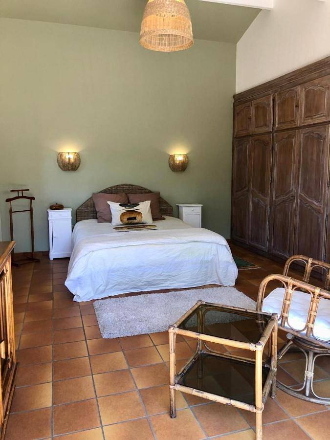 Location de vacances pour 22 personnes, avec piscine ainsi que jardin et vue, animaux acceptés à Saint-Chamas - 3