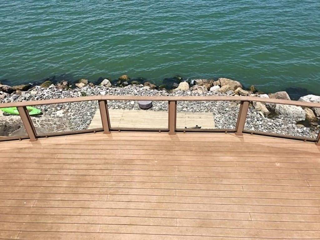 Erstaunliche Ansicht über geräumiges See-Haus. Offener Grundriss und Deck für perfekte Partys in Niagara County