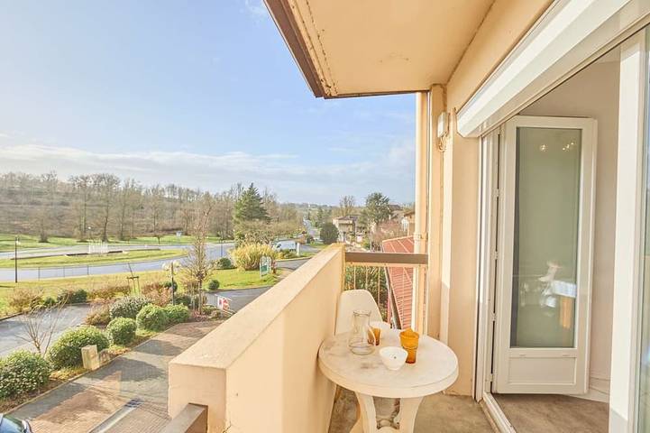 Appartement entier, Studio lumineux centre-ville, 2 personnes, Wifi, animaux admis in Cazaubon, Gers