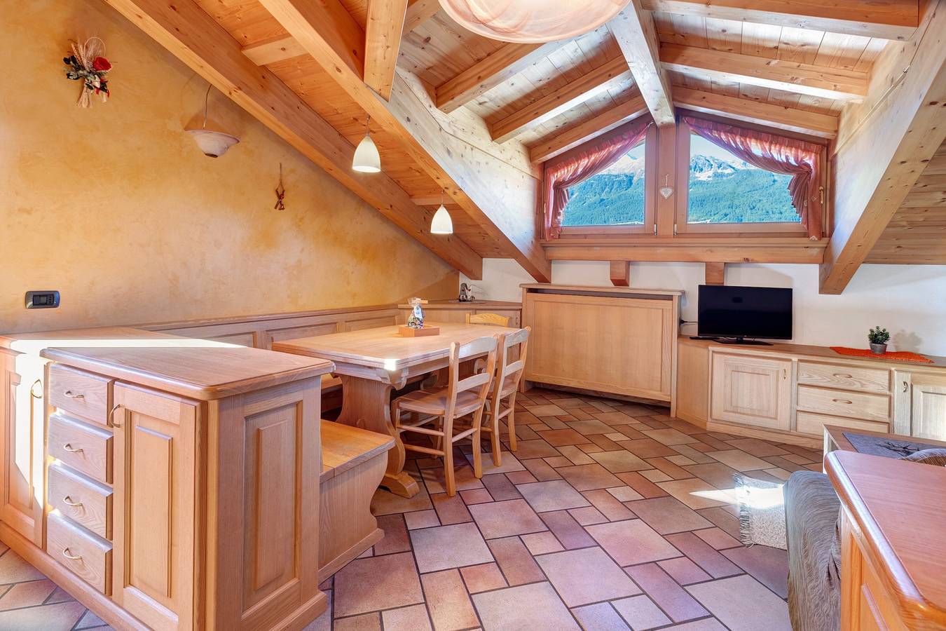 Appartamento intero, Appartamento 'Mansarda Combo' con Vista Montagna, Balcone e Wi-Fi in Bormio, Comune di Bormio