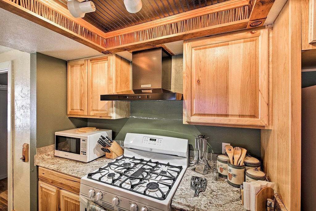 Neu! Urige Priest Lake Cabin w / Patio <1Mi zum See in Kaniksu Nationalwald