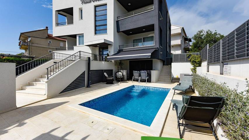 Ferienhaus für 12 Personen, mit Garten und Pool sowie Terrasse und Whirlpool in Sveti Filip i Jakov